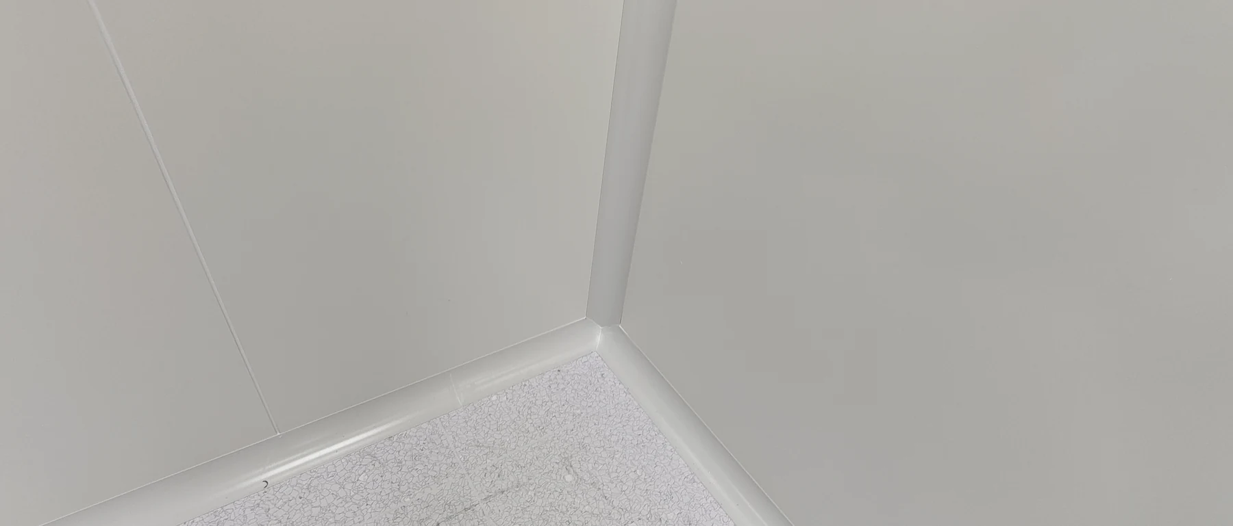 Rounded cleanroom wall-to-floor junction in the German modular cleanroom
