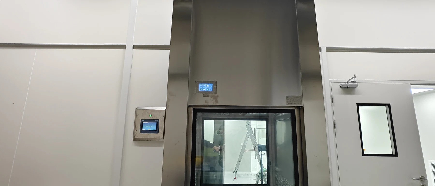 Cleanroom entrance with exterior FFU group-control interface and air shower control during installation