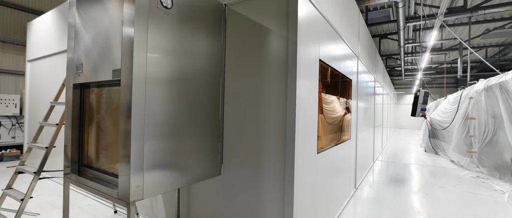 Self-cleaning pass box integrated into the exterior wall of the German modular cleanroom during installation