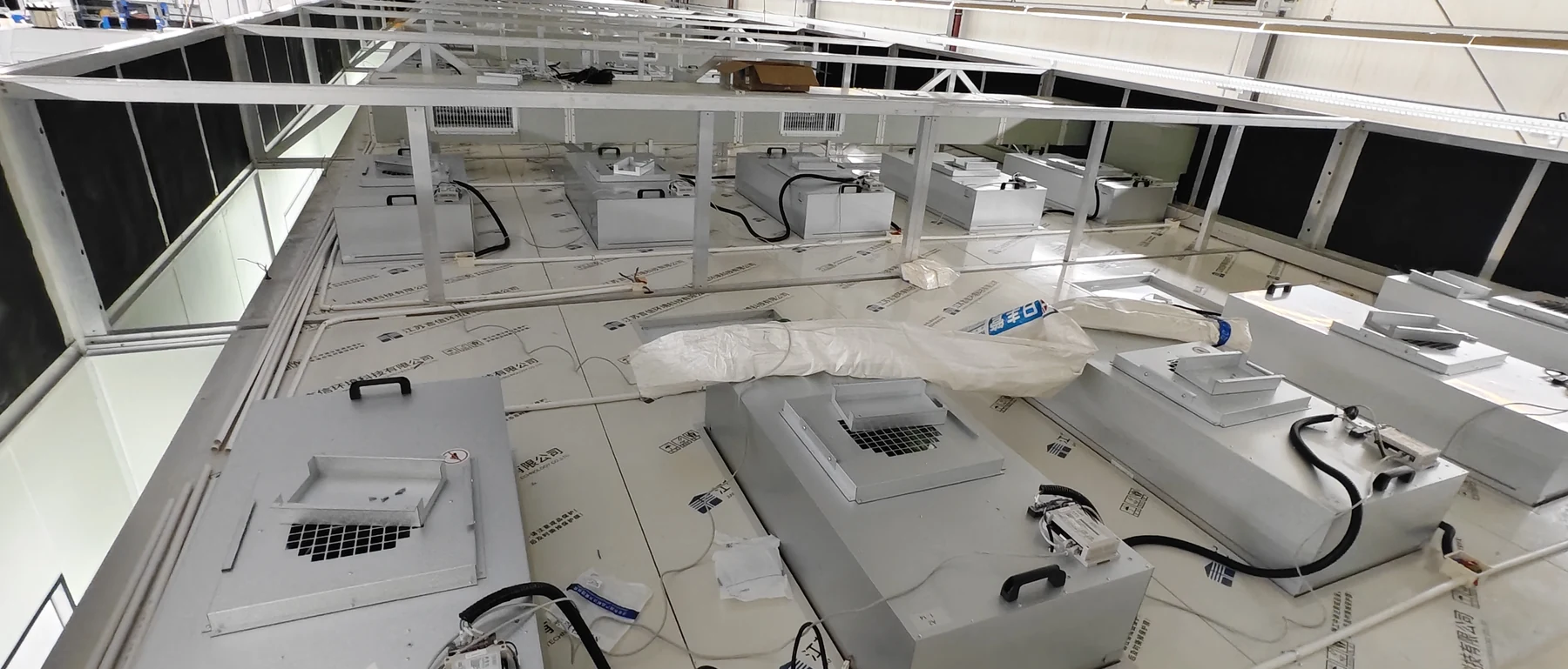 Fan filter units, support frames and cabling in the upper service area during cleanroom installation