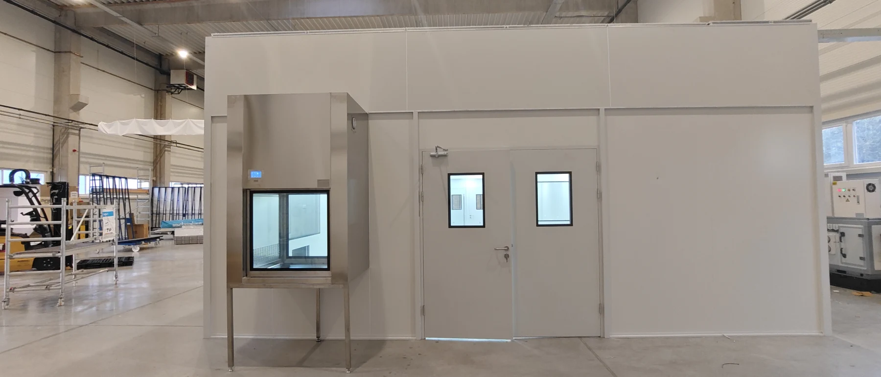 Personnel doors and stainless pass-through at the Hungary modular cleanroom entrance