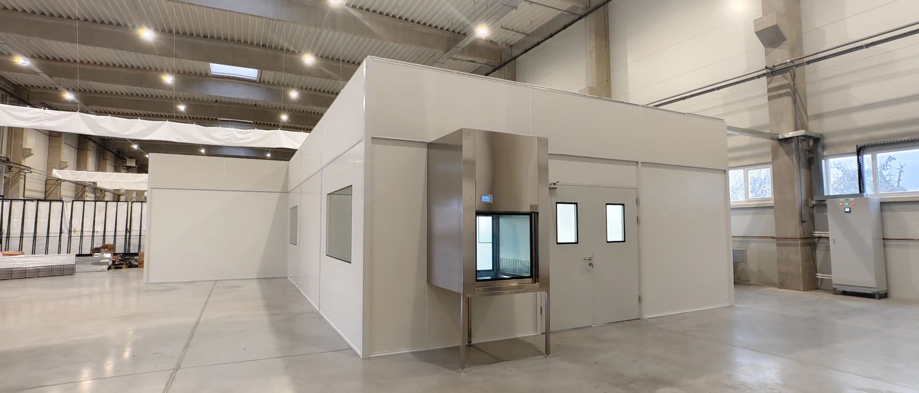 Three-room modular cleanroom installed inside a factory in Hungary